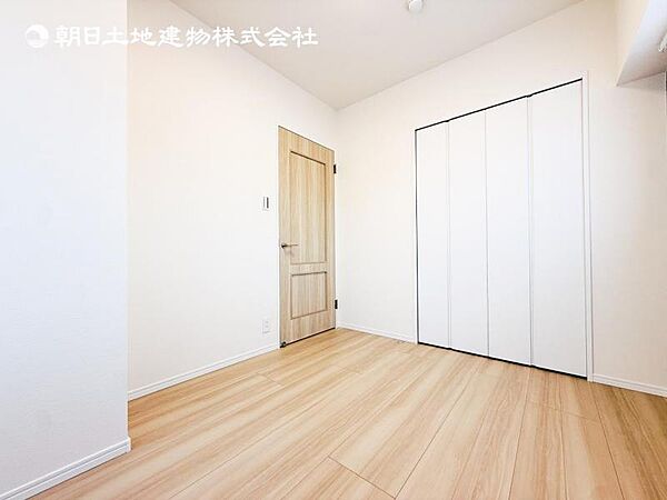 【洋室】※家具付き販売となりますが、小物類やボールランプは付属しません。