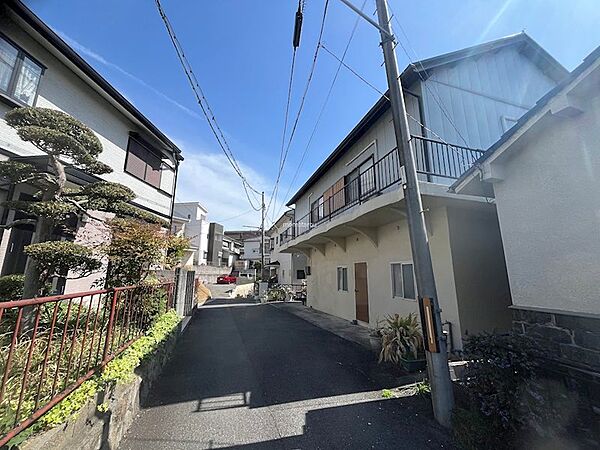 【南西側から撮影】周辺は一戸建てが多く閑静な住宅街です。
