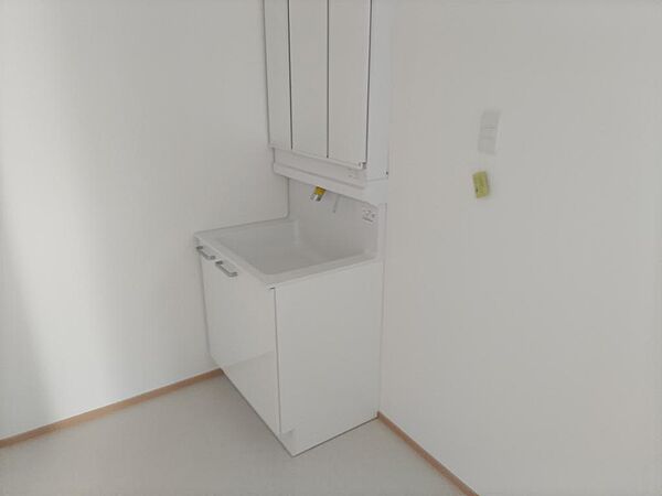 洗面台は三面鏡付き　鏡の裏側は収納になっています