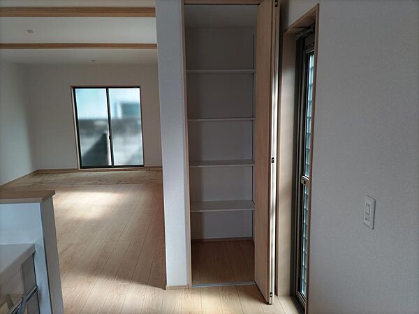 キッチン横のパントリー　収納あると便利です