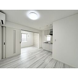 タン・ウルーズ　II 2階1Kのリビング/ダイニング