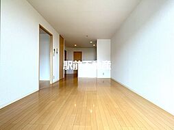 カーサ・ラピスE 102 1階2LDKのリビング/ダイニング