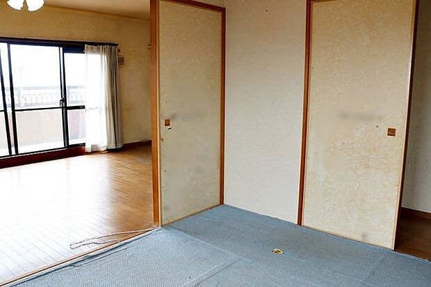 和室からLDKの写真。和室とLDKを合わせて広いお部屋として使用してもいいですね。