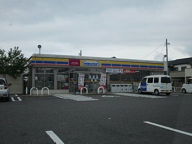 ミニストップ木曽川町外割田店 270m