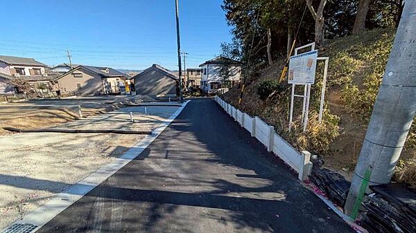 ＊前面道路　東向き＊