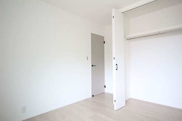 ＊5.1帖　南東側洋室＊家具消し加工を施しております。