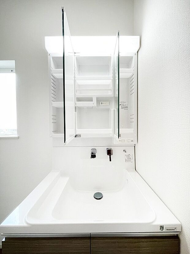 三面鏡の裏に、化粧品や衛生用品などを収納可能。洗面台をすっきりと保ちます！ 