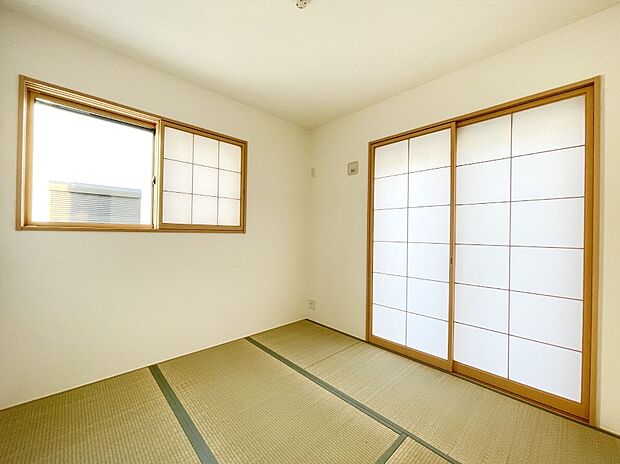 リビングと隣り合っている和室。ほっと一息できる和の空間です。