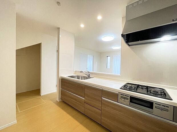 キッチン横の広々スペースは収納、アイディア次第で多彩な使い方ができそうですね。