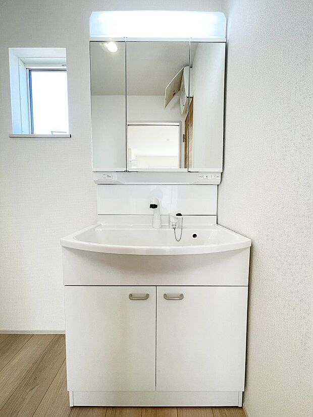 大きく見やすい三面鏡で清潔感ある洗面台は、身だしなみチェックや肌のお手入れに最適です。 