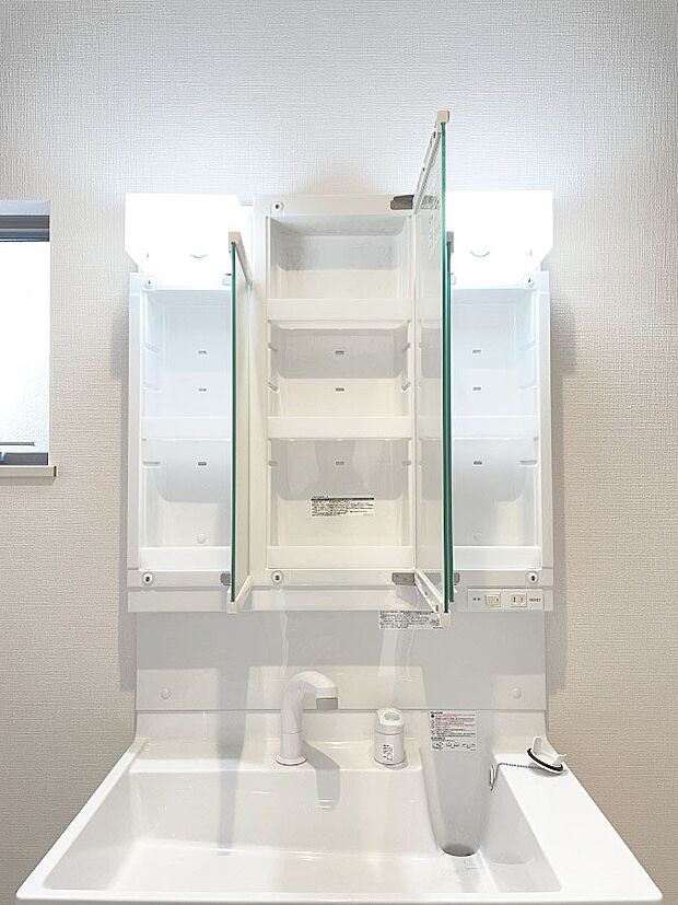 三面鏡の裏に、化粧品や衛生用品などを収納可能。洗面台をすっきりと保ちます！ 