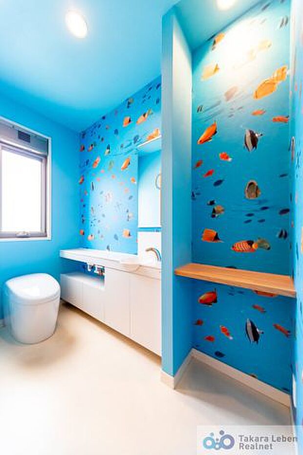 2階のお手洗いは遊び心くすぐる魚のデザインをあしらいました。どこかにお泊まりしているかのような、少しワクワクさせれくれる空間は、毎日の生活にちょっとした彩りを与えてくれそう。