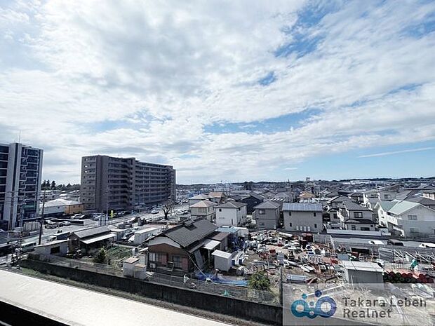 住戸からの眺望。窓の外に広がる大きく開けた眺望は、日々の暮らしの中に喜びを感じさせてくれ、心まで開放的にしてくれそうです。