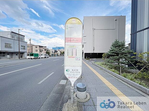マンション目の前にバス停がございます。「長野」駅までバス乗車10分です。