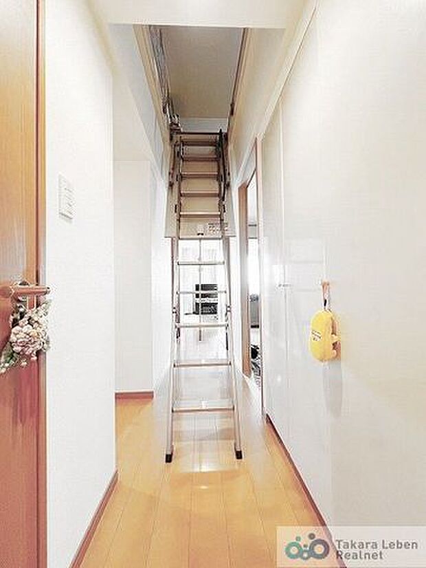 めずらしい屋根裏収納がございます。廊下部から梯子階段でご移動可能♪