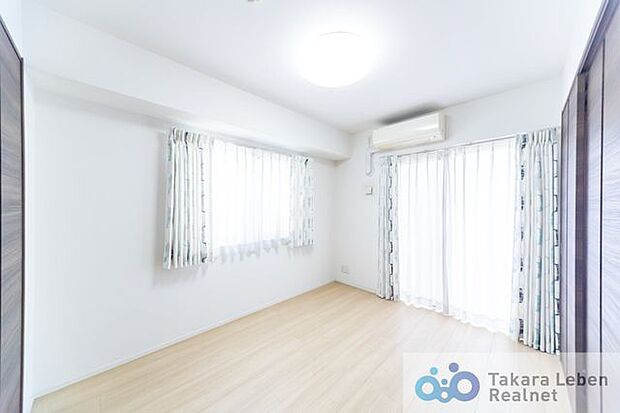 約6.0帖の洋室。二面採光により明るい空間です。二カ所の窓を開けることで効率良く換気をすることができ、いつでも心地よい空気を保てます。
