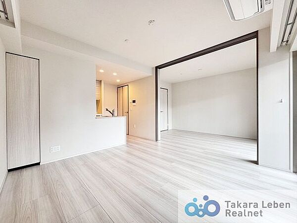 約11.5帖のLDK。南向きにつき、採光がたっぷり降り注ぐ室内です。生活スタイルにしなやかに応える、シンプルで過ごしやすいリビング。