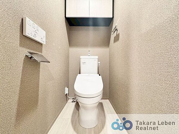 ウォシュレット機能付きのトイレは壁掛けリモコンの上位グレードを採用。便座がスッキリした印象となり、限られた空間を広く見せる効果があります。