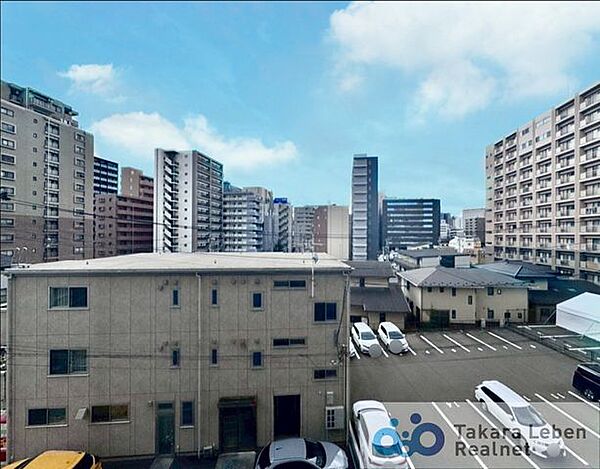 住戸からの眺望。前面に高い建物がなく、遠くまで見通せる眺望が魅力です。