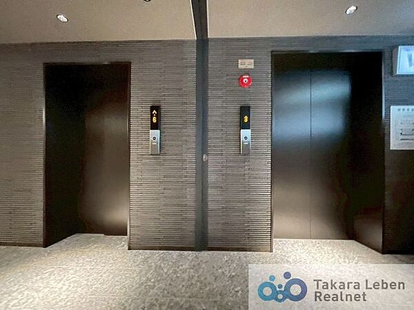 セキュリティー対策がなされたカメラモニター付きのエレベーター。