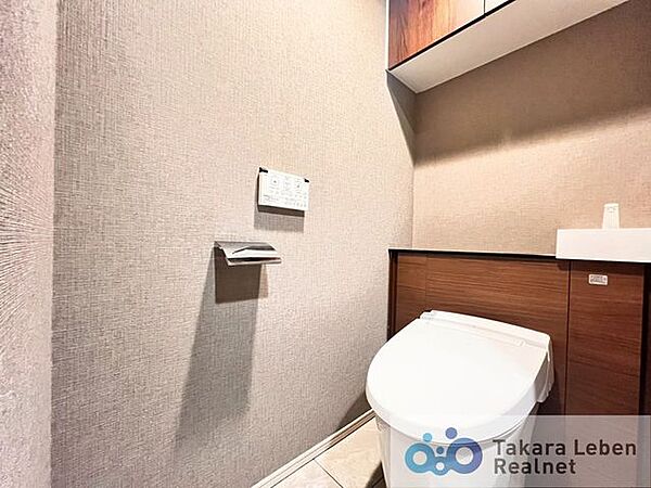 ウォシュレット機能付きのトイレは壁掛けリモコンの上位グレードを採用。便座がスッキリした印象となり、限られた空間を広く見せる効果があります。