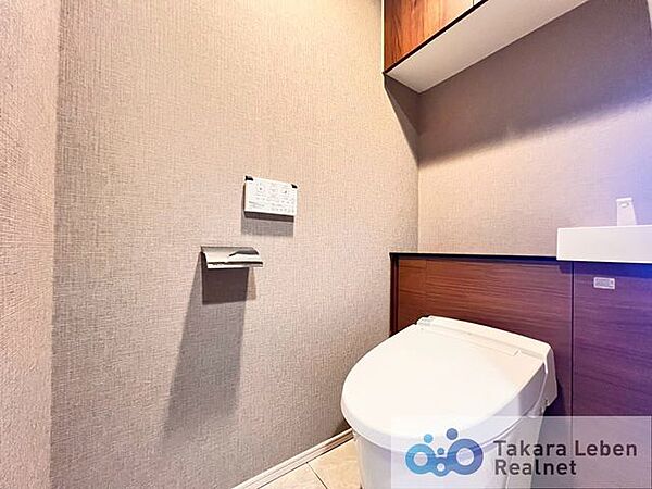ウォシュレット機能付きのトイレは壁掛けリモコンの上位グレードを採用。便座がスッキリした印象となり、限られた空間を広く見せる効果があります。