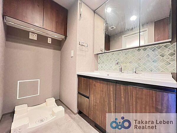 三面鏡裏収納やボウル一体型カウンターなど、機能的で手入れのしやすい洗面化粧台を採用。タオル類を収納できるリネン庫も備え、清潔感と使い勝手の良さを兼ね備えた空間です。