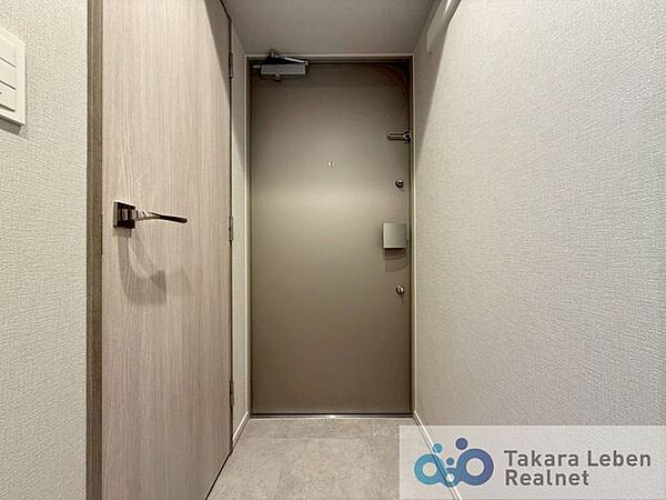 シンプルで使いやすい玄関は、住まい全体をすっきりと見せてくれます。日々の暮らしに自然と馴染む空間です。