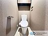 トイレ：吊戸棚があるので、トイレットペーパーのストックや清掃道具等を収納するのに便利です。