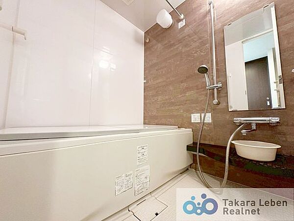 ゆったり湯船に浸かりたい人も、ササっとシャワーで済ませたい人も。住まわれる方、皆が心地よくお過ごしいただけるバスルームです。