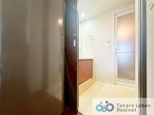 気持ちの良い朝はキレイな洗面所から。鏡裏の収納でモノが出がちな洗面所もスッキリ片付きます。