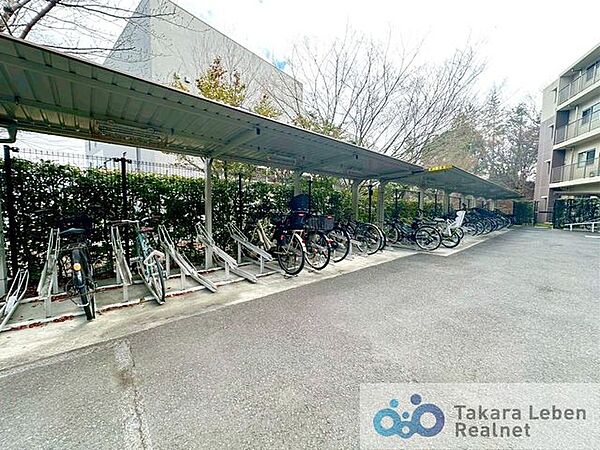 屋根付きの駐輪場は雨の日でも濡れずに安心です。