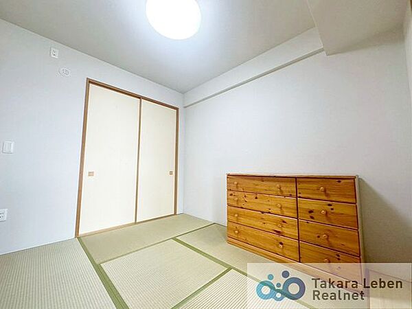 畳のある和室は、寝室や客間など多目的に活用可能。和の趣を感じながら、穏やかな時間を過ごせます。