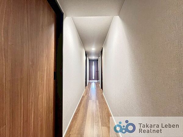 ナチュラルカラーの室内廊下、明るく開放感のある空間を演出します。