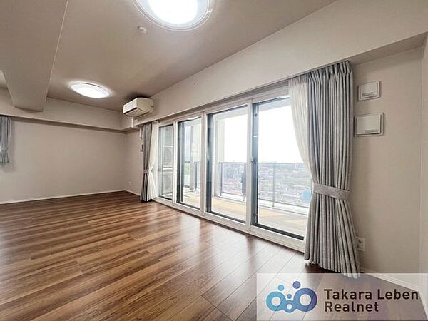 大きな掃き出し窓から採光が隅々まで行き渡る明るい空間です。