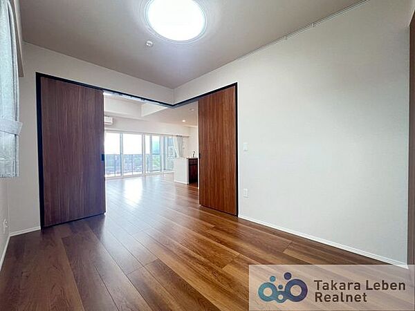 約6.0帖の洋室。独立したお部屋として利用しても良し。引き戸を開け放してリビング空間の延長として利用しても良いですね。