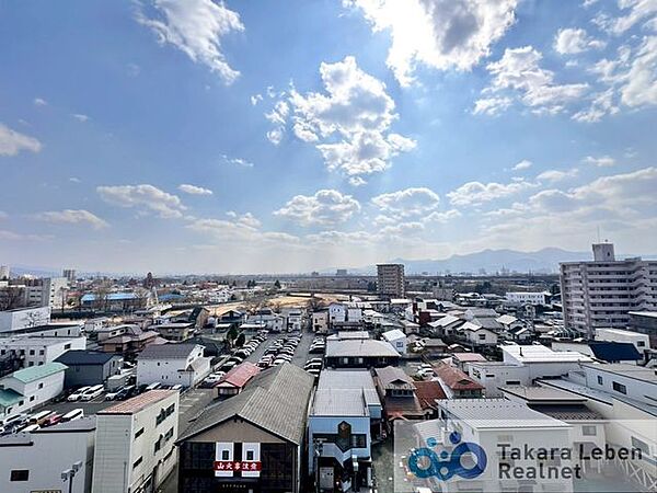 9階南向きならではの開放感ある眺望です。四季折々に表情を変えるパノラマビューをお楽しみいただけます。