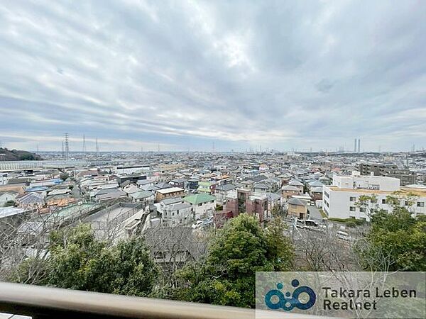 住戸からの眺望。遮るものがなく開放的な景色が広がります。心地の良い風と柔らかい採光をお部屋に取り込んでくれ、日々の生活がより豊かになります。