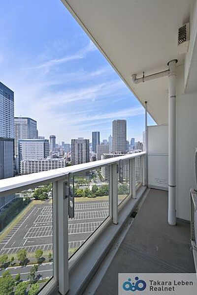 爽やかな風が吹き、採光にも恵まれてますので思わずお部屋の外へ出たくなる、そんなバルコニーです。心地良さに包まれ、日々の暮らしをより鮮やかに彩ります。
