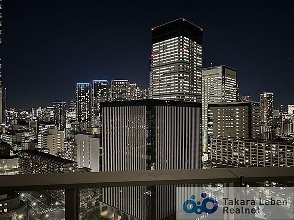 バルコニーの先に広がる、都心のきらめく夜景。地上21階から望むこの景色が、日常を特別な時間へと変えてくれます。