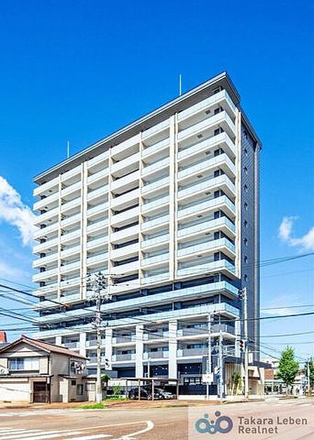 きりりと端正なフォルムは周りの風景に溶け込みながらも、美しく存在感を表しております。穏やかなこの地の表情と呼応して、人々の意識を引き寄せる事でしょう。