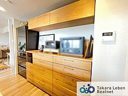 空間に溶け込む、温もりと機能美のオーダーカップボード