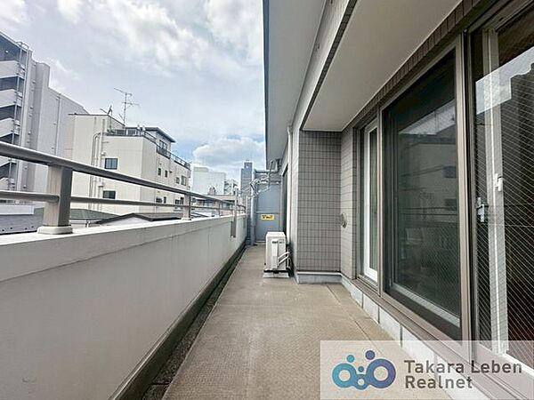 バルコニーには物干し金物を装備。リビング・ダイニングに面している為、空間の広がりを感じさせてくれるスペースとなっております。