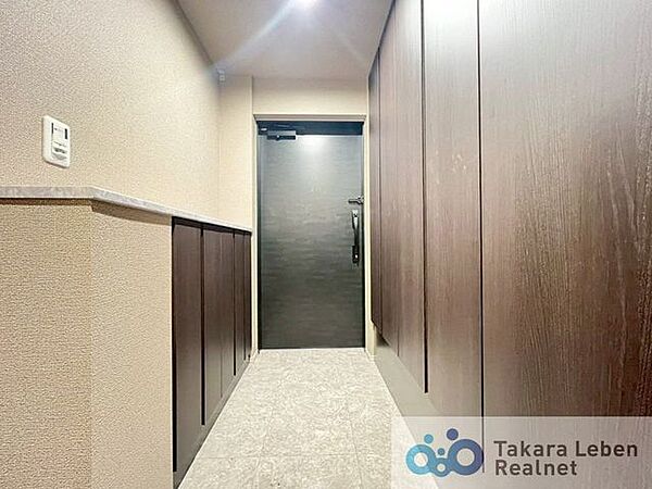 シックな色合いでまとめられた玄関は、来客時も落ち着いた印象を与えます。