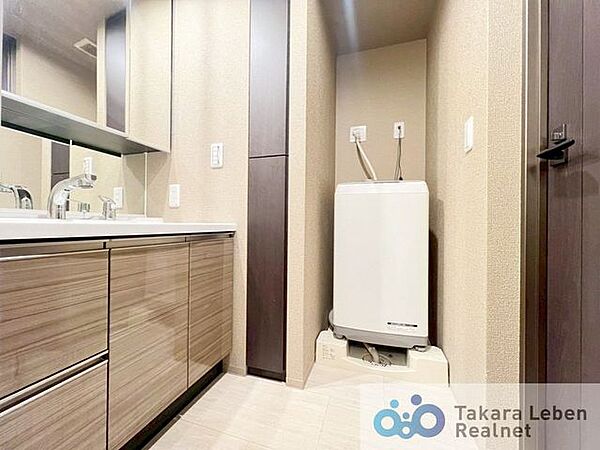 洗面室にはリネン庫や洗面台収納を備えているので、タオルや洗剤、小物などをスッキリと収納できます。