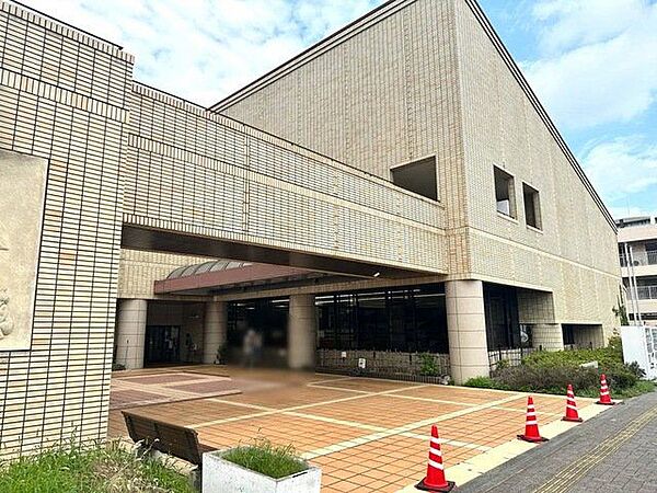 坂戸市立中央図書館 徒歩10分。 750m