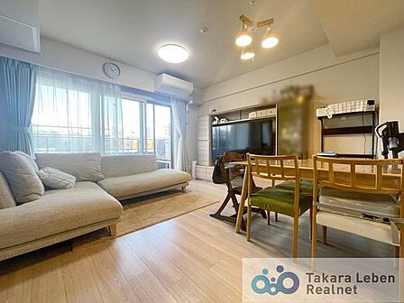 家族が集まる場所だからこそ、採光と通風を確保した心地よいリビングとなっております。自然と家族皆が揃い、笑顔が溢れる場となりそうです。