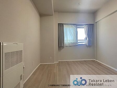 自然光が入る洋室は、子ども部屋として明るい印象。毎日の生活リズムを整えやすい環境です。※AIにて居住者様の家具等を消した画像になります。