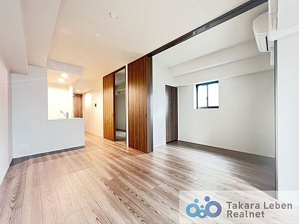 約13.1帖のLDK。隣接する洋室の扉を開放すれば、約17.1帖の空間として活用できます。