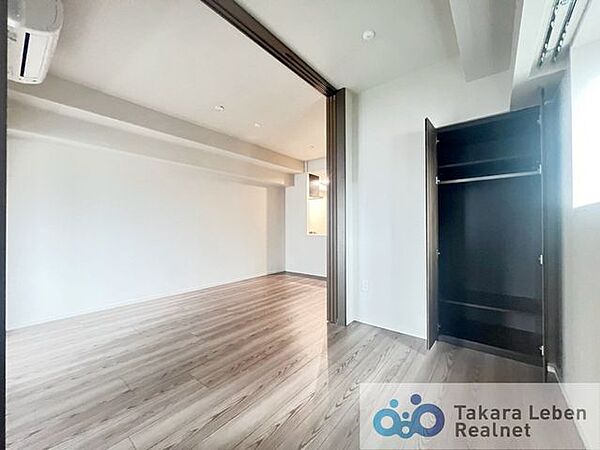 独立したお部屋として利用しても良し。引き戸を開け放してリビング空間の延長として利用しても良いですね。